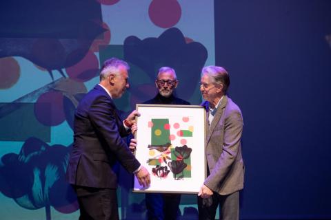 El ministro entrega el reconocimiento a Julián Casanova
